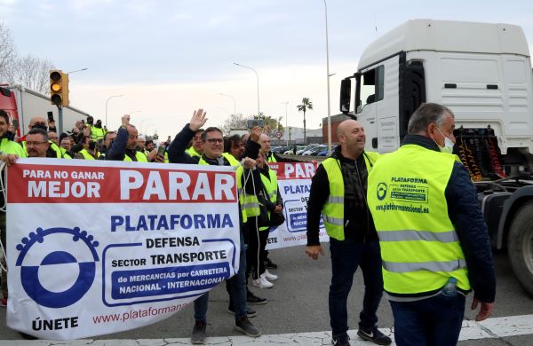 Truck drivers protesting against fuel prices in Barcelona's Zona Franca on March 18, 2022